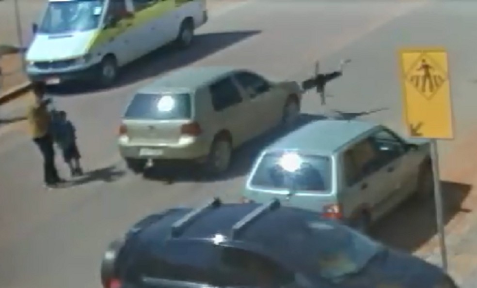 Menino é atropelado em faixa de pedestres no DF — Foto: Reprodução