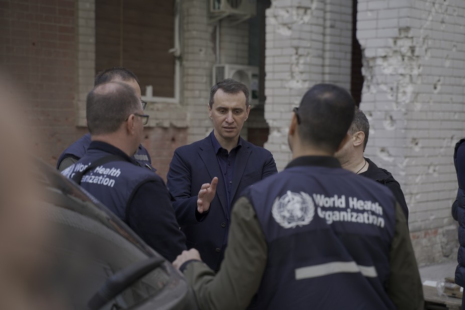 Ministro da Saúde da Ucrânia, Viktor Liashko, fala com membros da OMS; médico ficou quase três meses sem ver família após invasão
