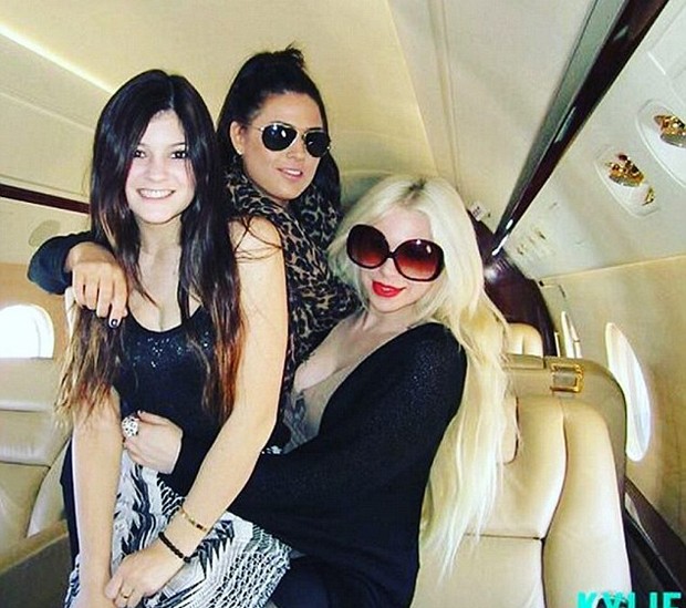 Kylie com a irmã Kim e a maquiadora das Kardashians Joyce Bonelli (Foto: Reprodução)