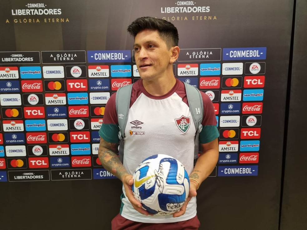 Cano leva a bola autografada ap&oacute;s Fluminense 5 x 1 River Plate &mdash; Foto: Thiago Lima