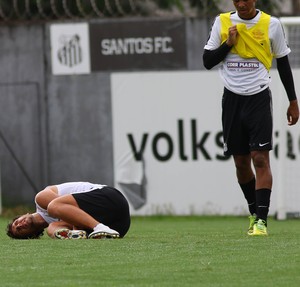 Elano caído treino do Santos (Foto: Mauricio de Souza/Estadão Conteúdo)