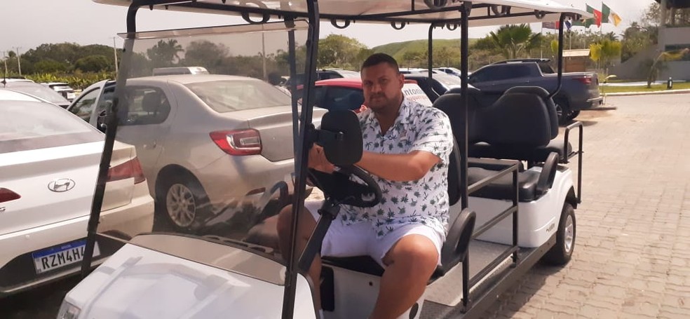 Cleydivaldo foi treinado para receber os turistas e comemora o emprego — Foto: Heliana Gonçalves/g1