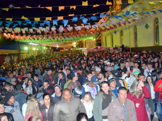 Multidão acompanha distribuição do maior pé de moleque do mundo em Piranguinho (Foto: Luciano Lopes)