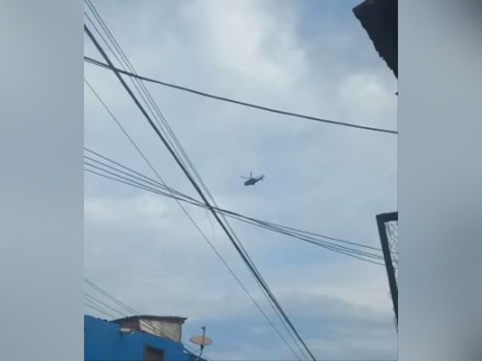 Helicóptero da Polícia Federal sobrevoou bairros do entorno da sede da corporação à procura do preso que fugiu na tarde desta quarta-feira (27), em Fortaleza. — Foto: Arquivo pessoal