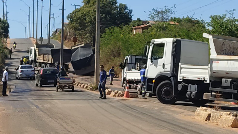 Caminhão fica preso em buraco, interdita avenida e bairros da Zona Sul ficam sem água para reparo — Foto: Ângela Bispo/TV Clube