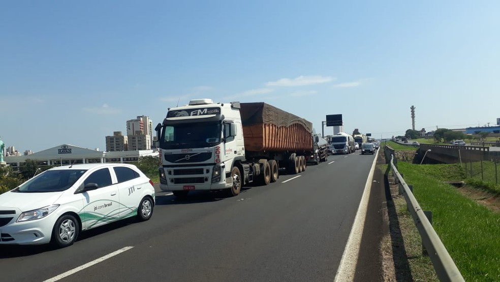 O trecho urbano da rodovia Marechal Rondon (SP-300) em Bauru ficou interditado por cerca de meia hora — Foto: Romeu Neto/TV TEM