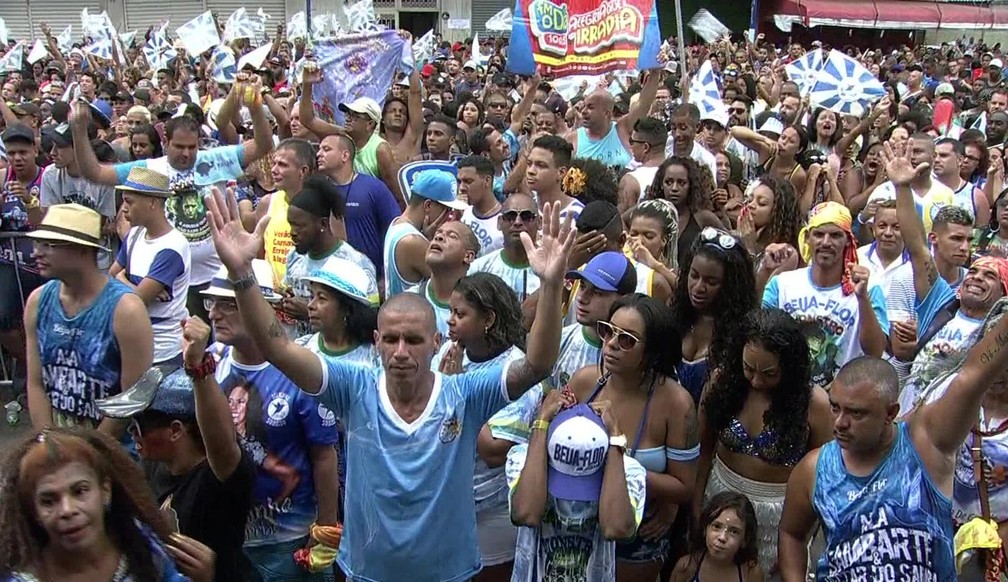Torcedor da Beija-Flor fecha os olhos e leva as mãos aos céus pedindo uma nota 10 para a escola... (Foto: Reprodução/TV Globo)