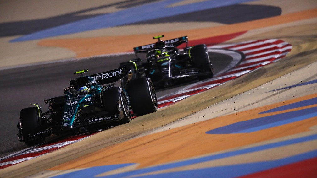 Fernando Alonso à frente de Lewis Hamilton: a Aston Martin apareceu na frente da Mercedes no Bahrein — Foto: Joe Portlock/F1 via Getty Images