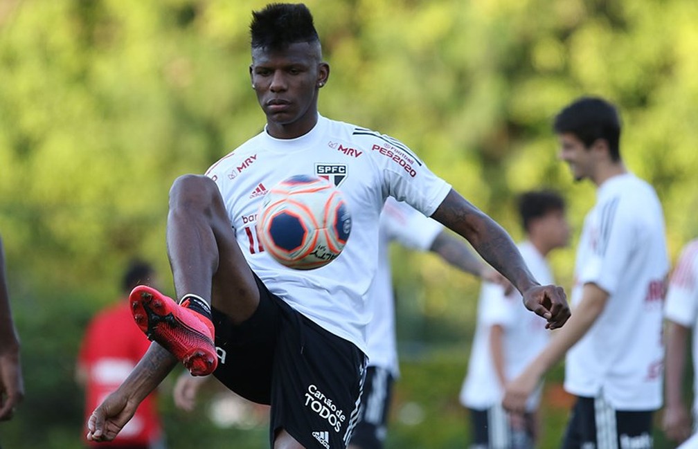 Arboleda durante treino do São Paulo — Foto: Rubens Chiri / saopaulofc.net