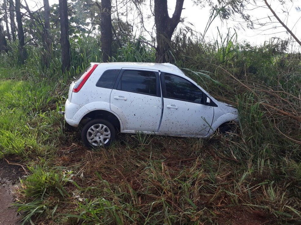 Veículo bateu contra uma árvore que fica às margens da PR-498, em São Carlos do Ivaí (Foto: PRE/Divulgação)