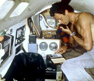Amyr dentro de seu barco enquanto cruzava o Atlântico Sul (Foto: Divulgação )