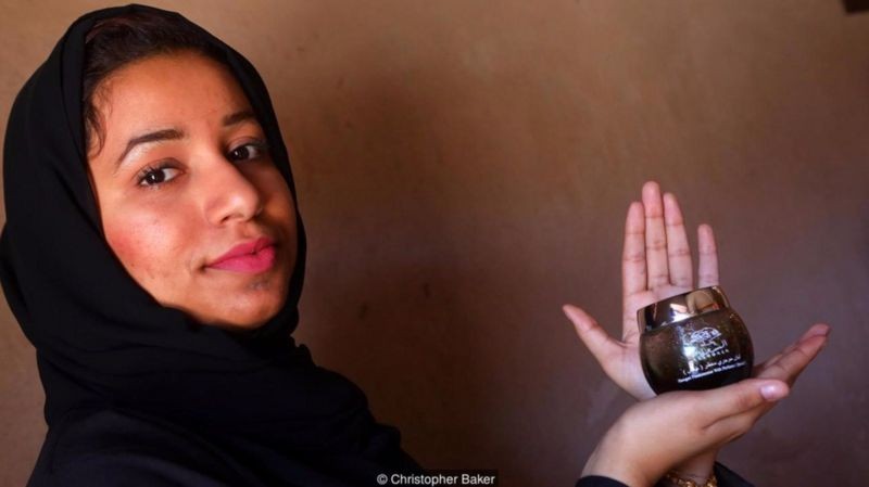 Maitha Al-Zahraa Nasser Al Hosni usa o incenso para afastar espíritos malignos (Foto: CHRISTOPHER BAKER/BBC)