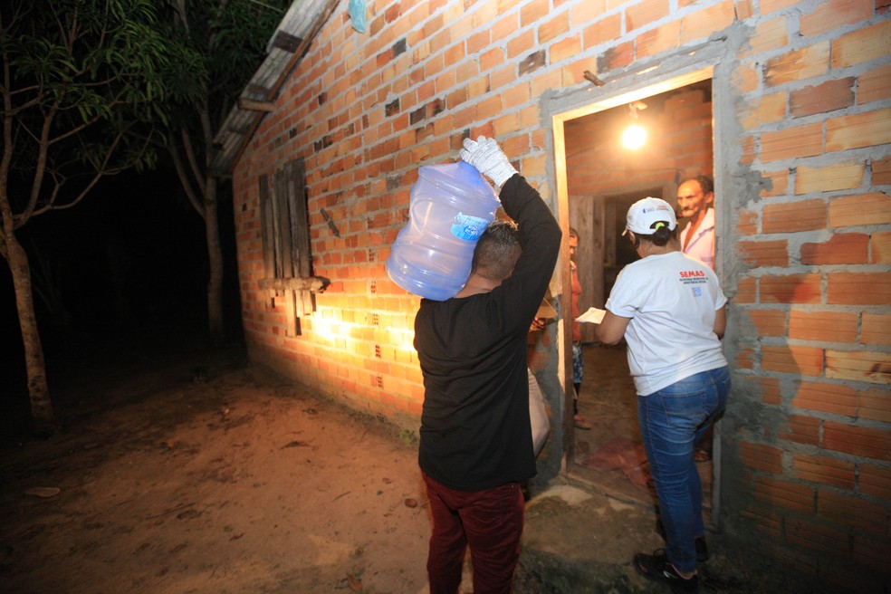 Aproximadamente 400 famílias começaram a receber água potável, como medida emergencial após vazamento em refinaria (Foto: Agência Pará/Divulgação)