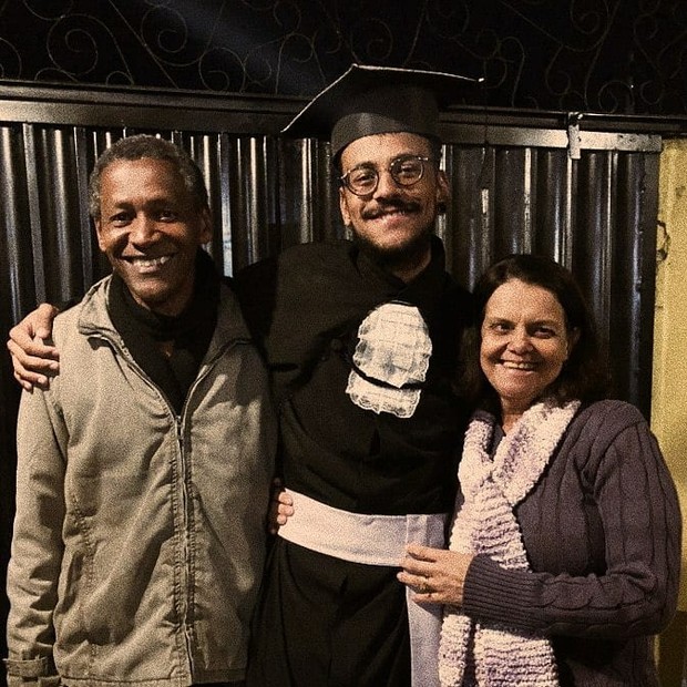 João Luiz Pedrosa com os pais (Foto: Reprodução/Instagram)