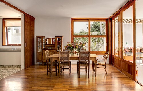Os moradores queriam o clima de interior, mesmo estando em São Paulo. O arquiteto Carlos Verna fez uma casa com muita madeira, incluindo a sala de jantar. Ampla, ela é integrada com o jardim e a cozinha com portas de correr