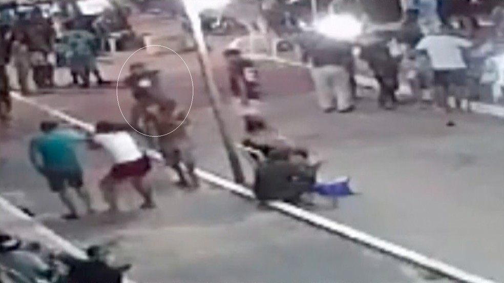 Tiros com pistola modificada atingiram 8 pessoas, além de matar o alvo do atirador — Foto: Reprodução/Inter TV