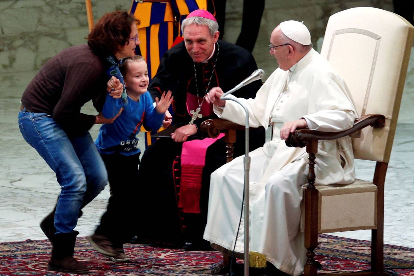 Menino autista sobe no palco para falar com o Papa (Foto: divulgação)