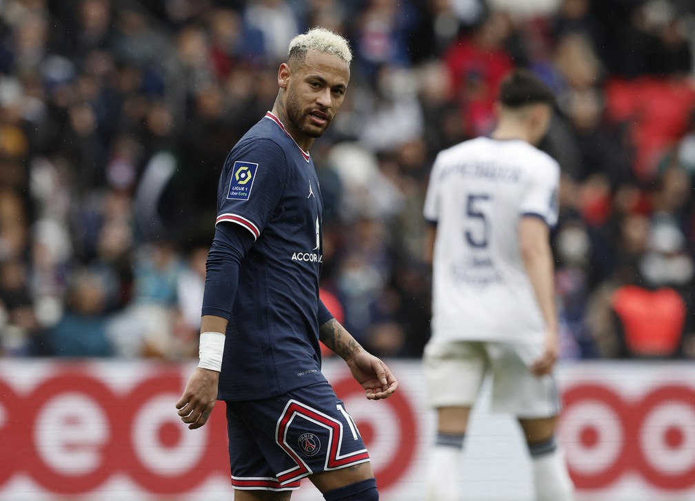 Neymar foi muito vaiado pela torcida do PSG durante o jogo contra o Bordeaux — Foto: Reuters