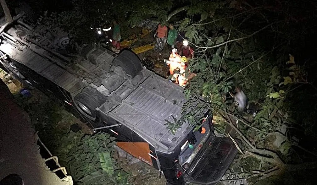 Quatro morrem em acidente com ônibus em Minas — Foto: Reprodução