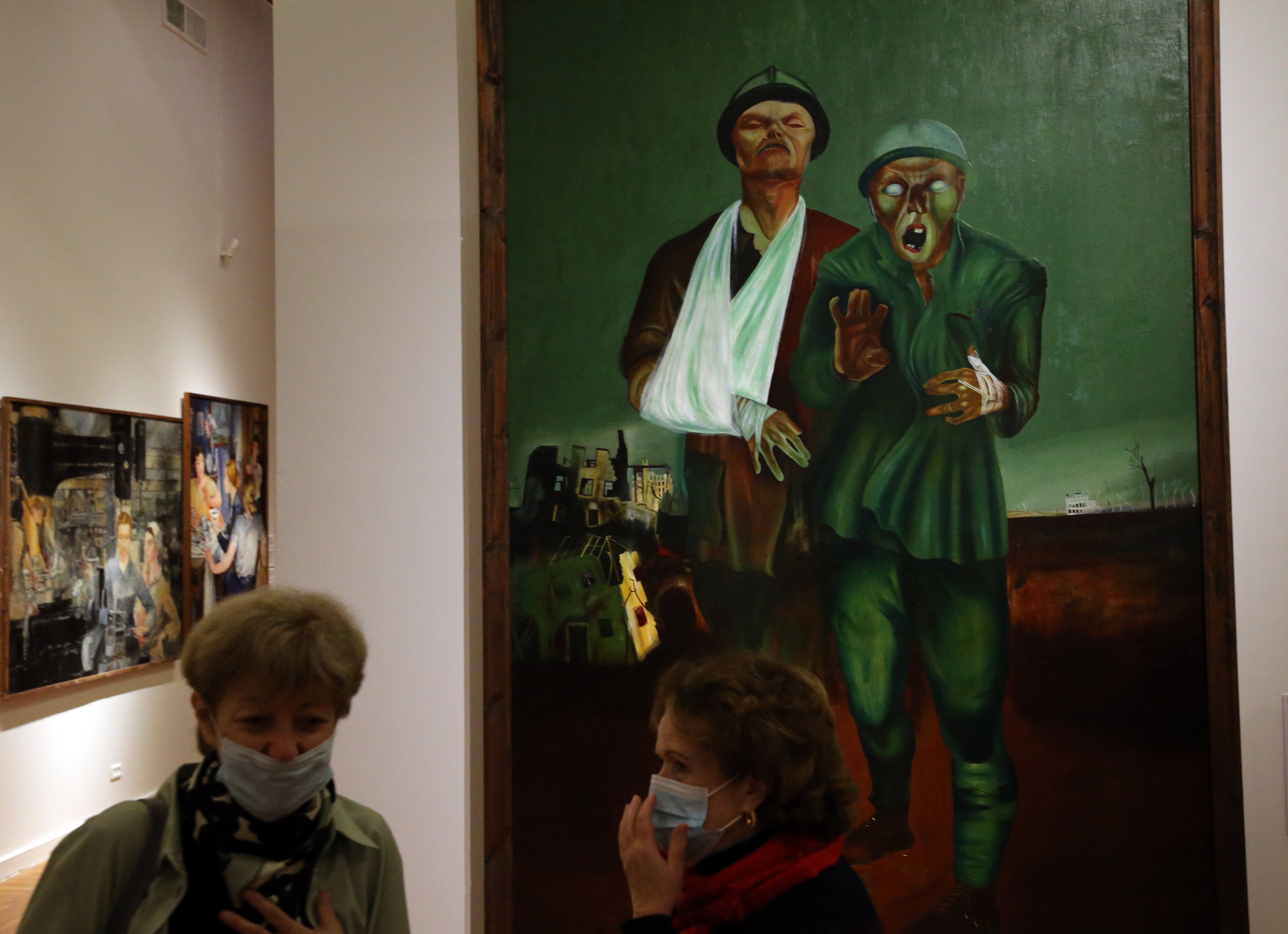 MOSCOW, RUSSIA - SEPTEMBER 07: (RUSSIA OUT) A visitor wearing face mask to protect against the coronavirus (COVID-19) looks to the Disableb War Veterans (1926) by Soviet painter Yuri Pimenov during the exibition at the Tretyakov Gallery on September 7, 20 (Foto: Getty Images)