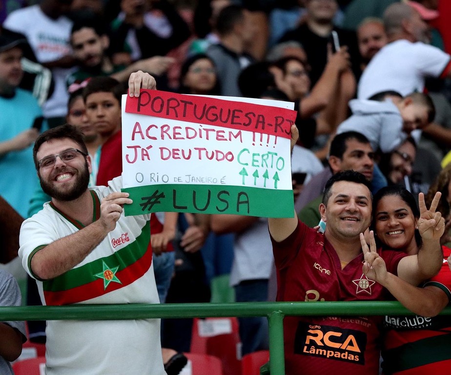 Torcedor exibe cartaz de apoio à Portuguesa durante jogo no Luso-Brasileiro