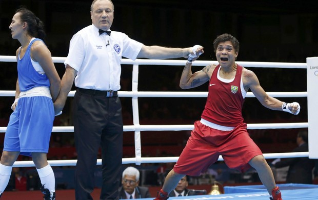 A brasileira Adriana Araújo triunfa sobre a cazaque Saida Khassenova e esbanja felicidade pela vitória na categoria peso-leve (até 60kg)  (Foto: Reuters)