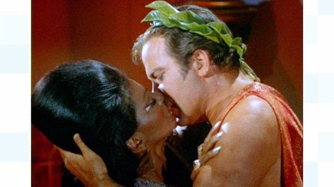 O beijo entre Kirk e Uhura foi ao ar em novembro de 1968 (Foto: Divulgação)