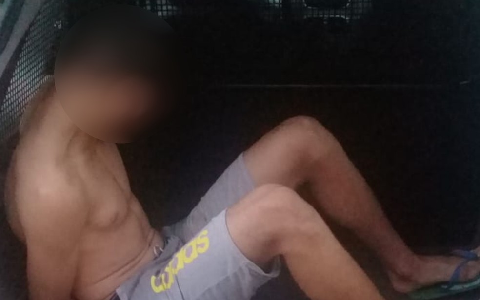 Adolescente &eacute; levado para a delegacia ap&oacute;s morte de menino de 2 anos, em Goi&acirc;nia &mdash; Foto: Pol&iacute;cia Militar/Divulga&ccedil;&atilde;o