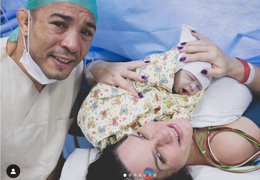 José Aldo, seu filho e Vivianne — Foto: Reprodução