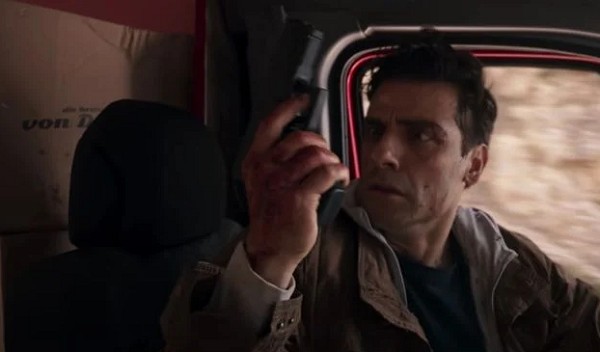 A suposta referência ao Doutor Destino, presente na caixa atrás de Oscar Isaac, no trailer de Cavaleiro da Lua (Foto: Reprodução)