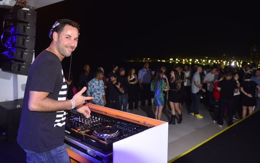 DJ Edu Siqueira animou a galera após o show de Xande de Pilares no sábado (6), no Hotel Nissan Kicks