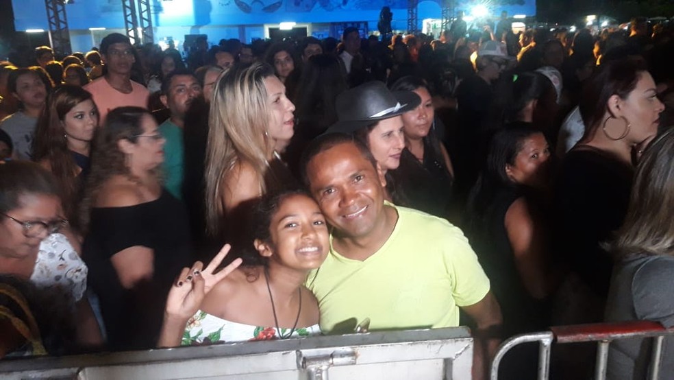 Ayanne Gabrielle, de 11 anos, foi com o pai para o show de MarÃ­lia MendonÃ§a â€” Foto: HeloÃ­sa GuimarÃ£es/Inter TV Cabugi