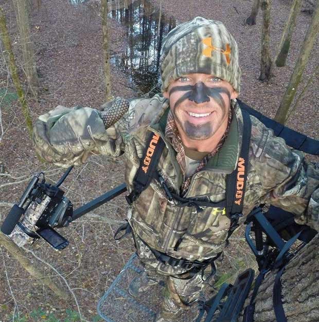 O vencedor do concurso do caçador mais sexy, da Carolina do Norte (Foto: Reprodução / Facebook)