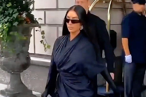 Kim Kardashian deixando hotel em Nova York; fãs estranharam a aparência da socialite em vídeo (Foto: Reprodução / Instagram)