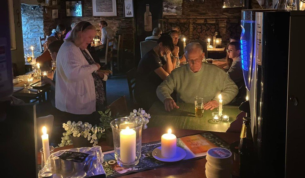 Pub Mason Arms, no Reino Unido, usa luz de velas uma vez por semana para economizar energia — Foto: Reprodução/Facebook