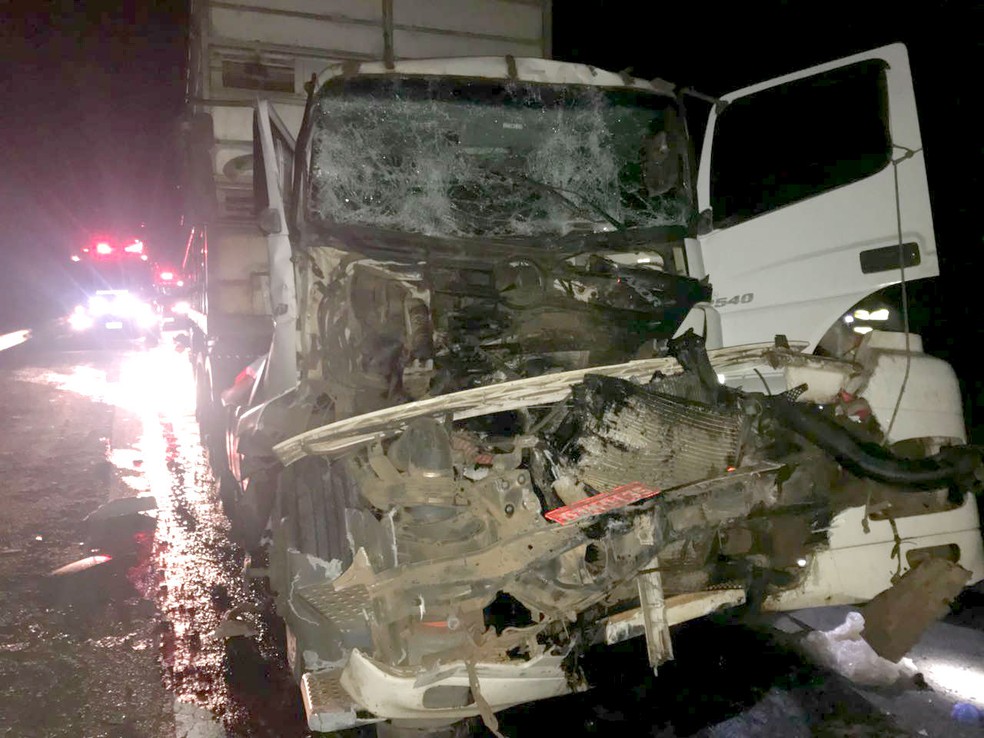 Apesar da destruição da cabine, motorista que ficou retido nas ferragens não se feriu (Foto: João Trentini)