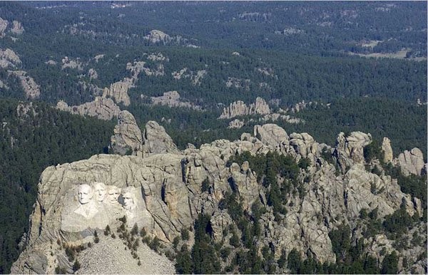As montanhas e a paisagem ao redor do Monte Rushmore permanecem intocadas, mesmo depois de 70 anos da inauguração do monumento, o que deixa a vista ainda mais impressionante (Foto: Reprodução)