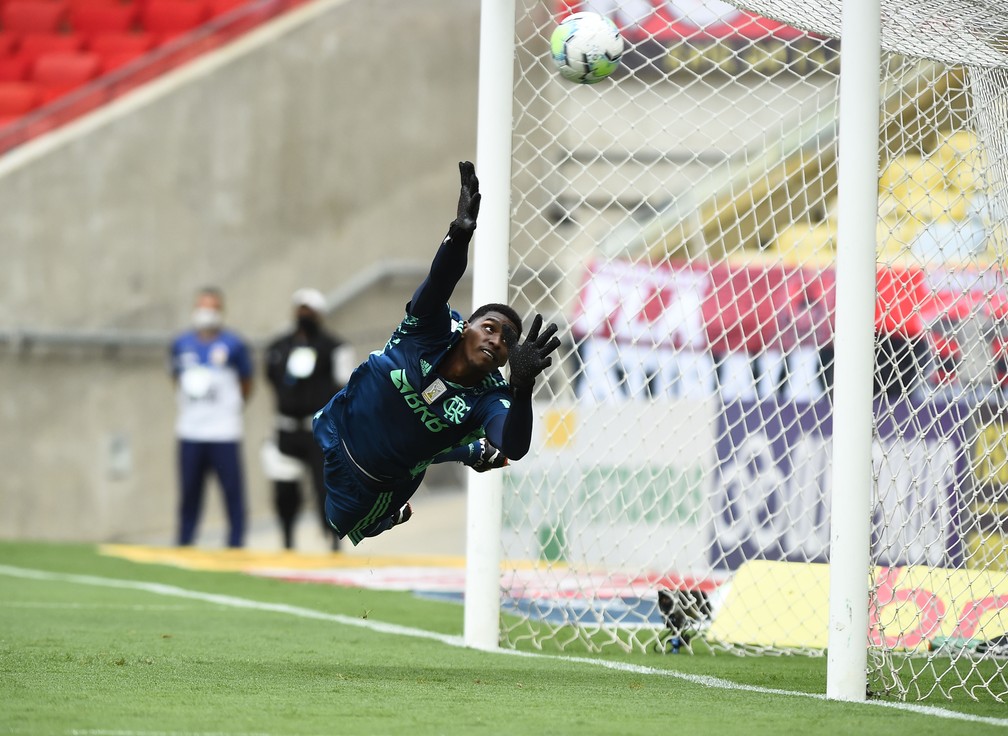 Hugo Souza em ação pelo Flamengo no Campeonato Brasileiro — Foto: André Durão