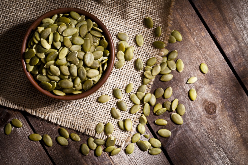 Fonte de antioxidantes, fibras e magnésio, semente de abóbora é importante aliada contra as dores da endometriose — Foto: Istock Getty Images