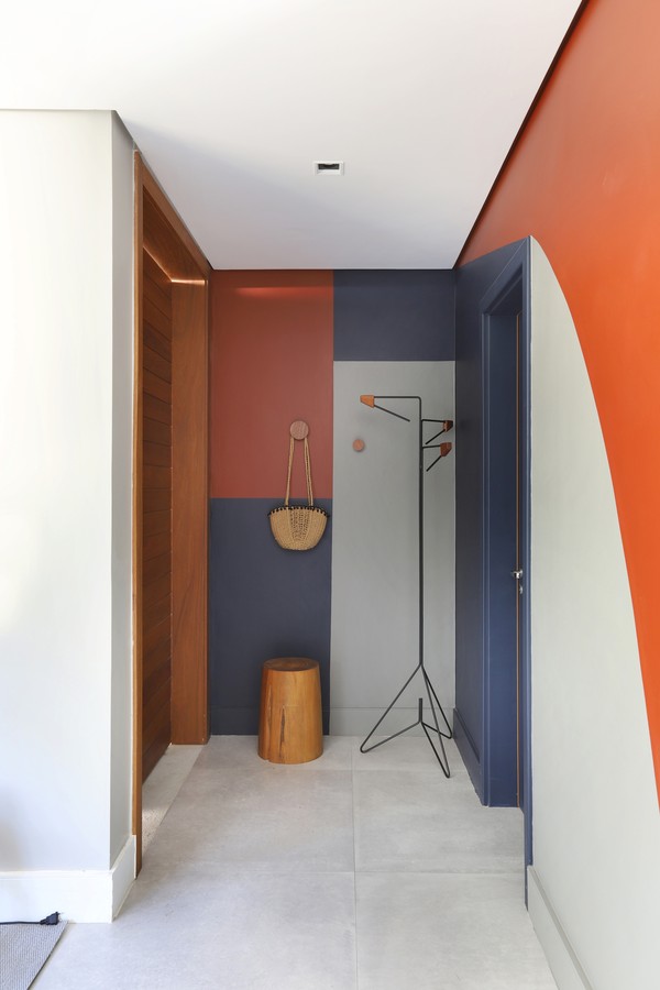Décor do dia: cozinha aberta para a sala tem pintura geométrica e decoração jovial (Foto: Mariana Orsi)