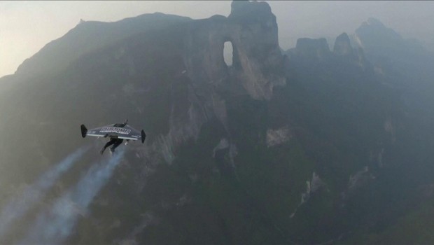 'Homens-morcego' atravessam 'Portão do Céu' voando na China (Foto: Reprodução/BBC)