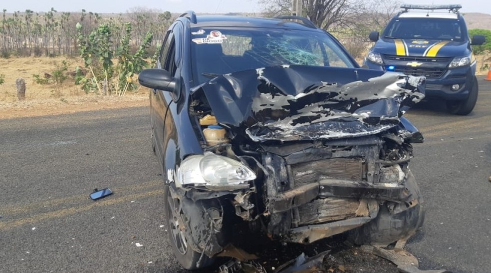 Motorista colide com viatura da PM ao fugir de abordagem no Sul do Piauí — Foto: Divulgação/PRF