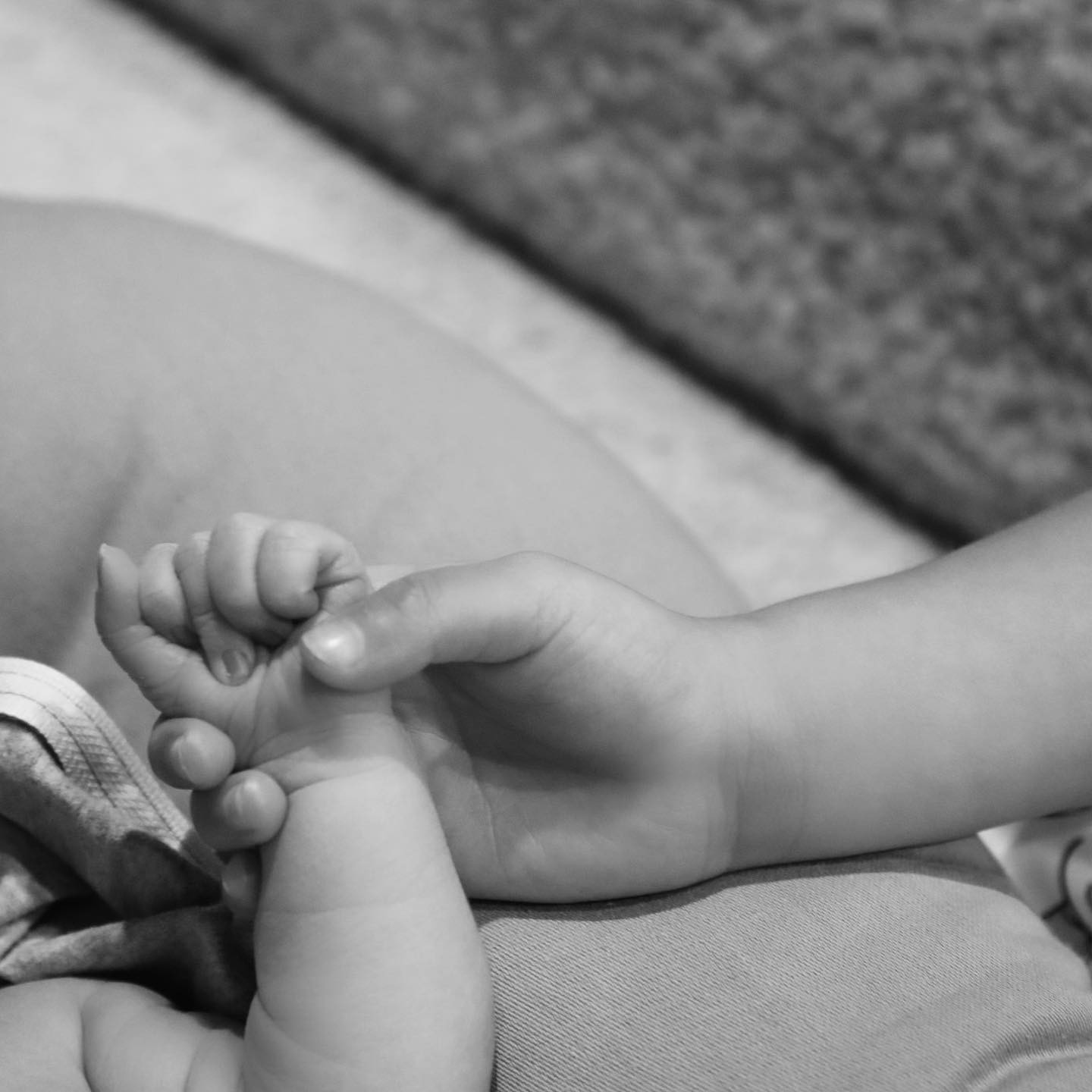 No dia 11 de fevereiro, ela tinha postado a foto da mãozinha do bebê junto com a da irma, Stormi, e o nome Wolf (Foto: Reprodução/ Instagram)