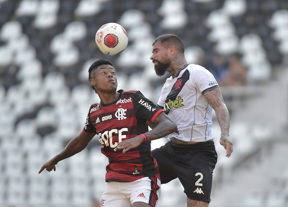 Bruno Henrique e Quintero em Flamengo x Vasco  — Foto: André Durão/ge