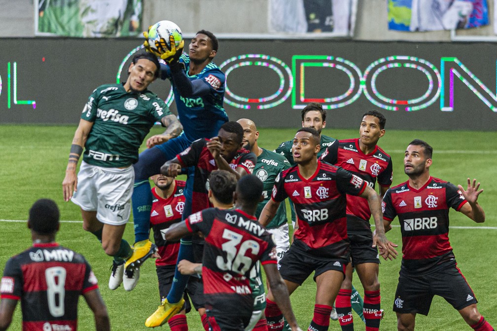 Hugo Souza em ação contra o Palmeiras — Foto: Anderson Lira/Agência Estado