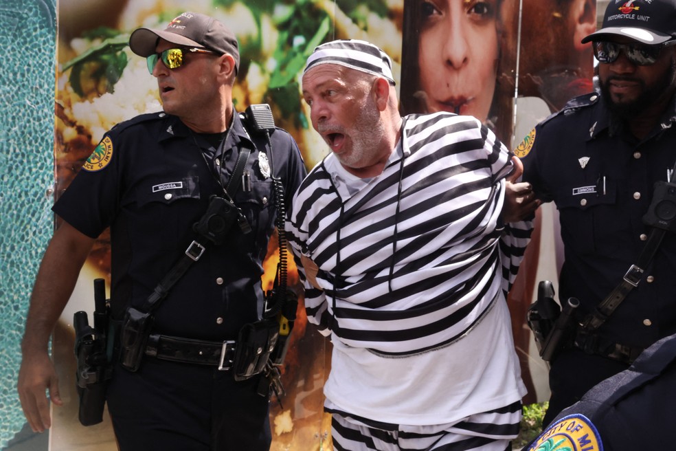 Manifestante anti-Trump foi detido pela polícia após incidente enquanto o ex-presidente deixava fórum em Miami. — Foto: Scott Olson/Getty Images via AFP