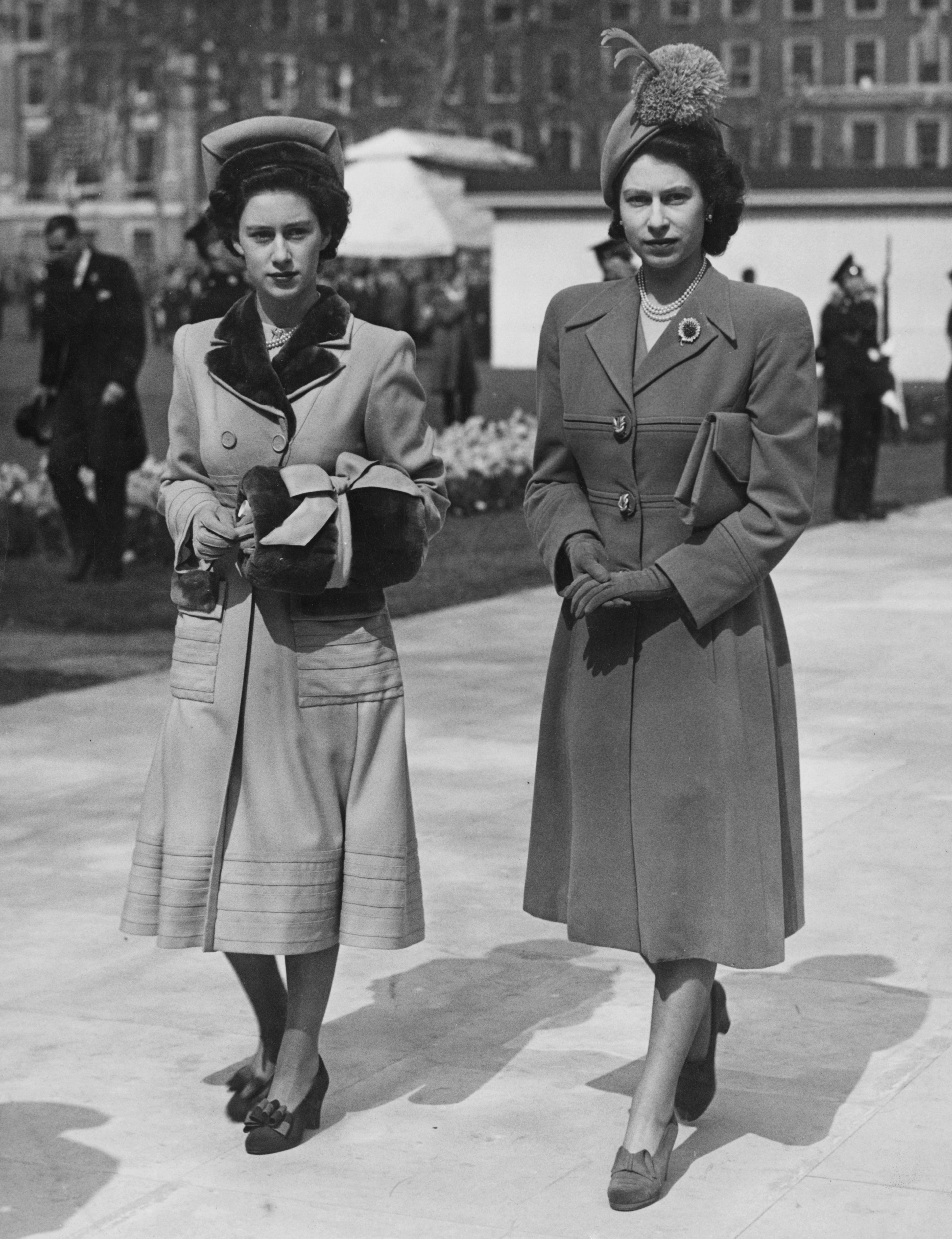 A Rainha Elizabeth 2ª com sua irmã, Princesa Margareth, em foto de 1948 (Foto: Getty Images)