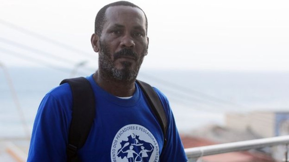 'Com esse óleo aí que está acabando com nossa vida, estou pedindo dinheiro emprestado a parente', diz o pescador Nildo Sacramento — Foto: BBC