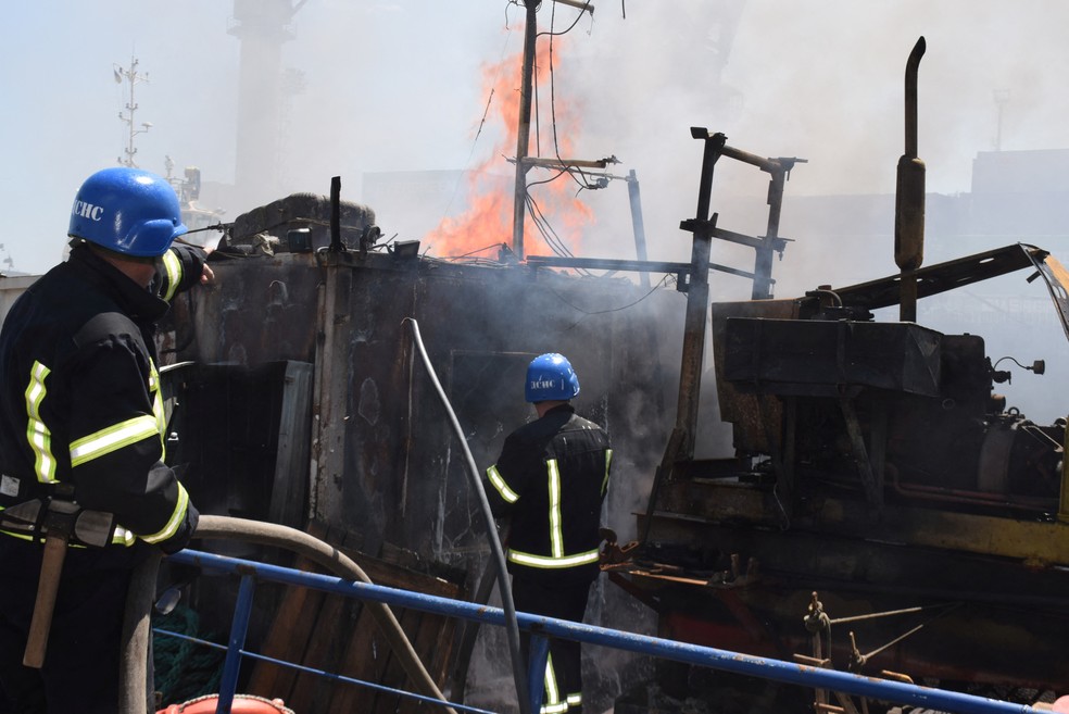Bombeiros combatem chamas após ataque russo ao porto de Odessa, na Ucrânia — Foto: Press service of the Joint Forces of the South Defence/Handout via Reuters