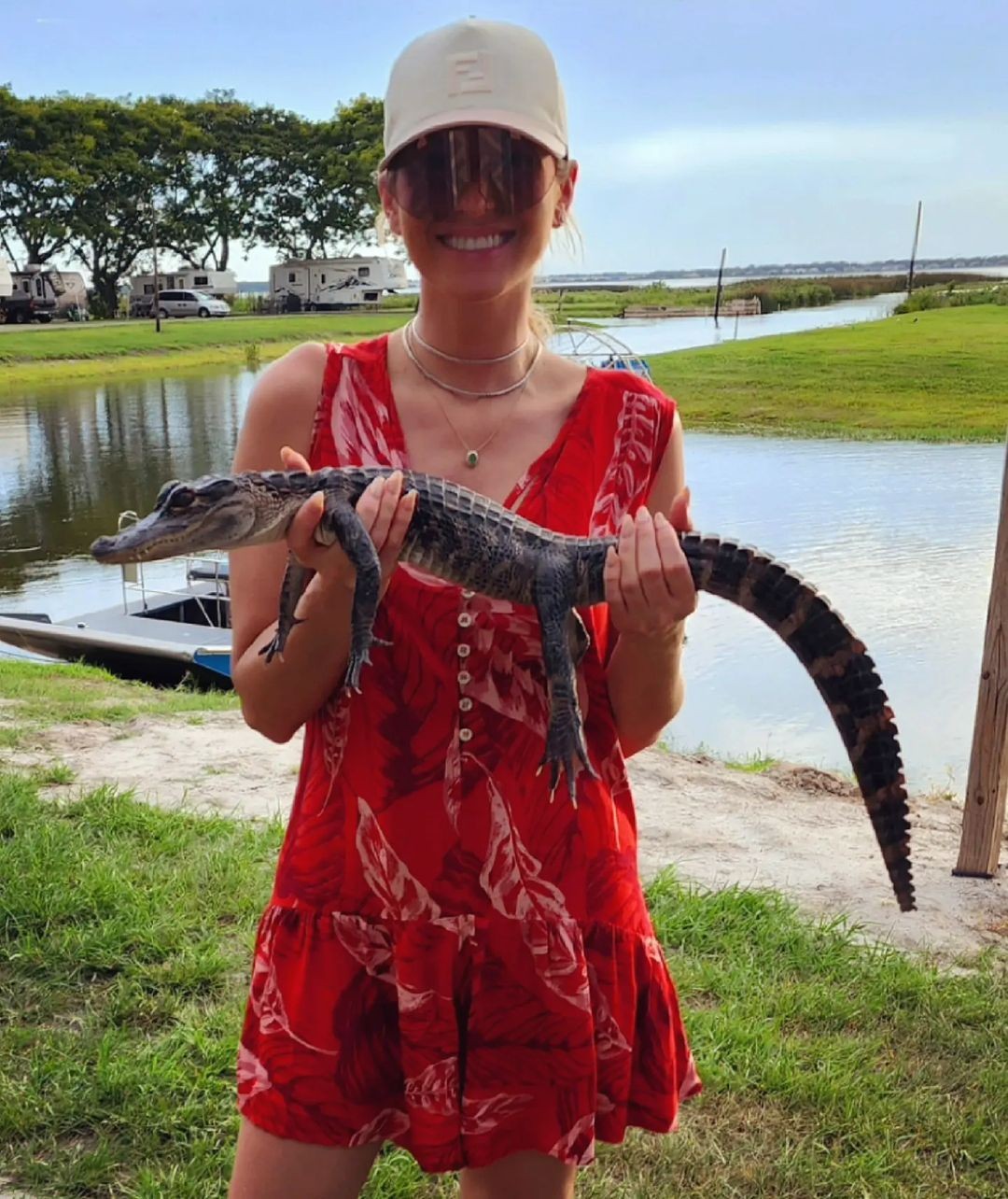Lívia Andrade posa segurando filhote de jacaré na Flórida: 'Meu amiguinho fofinho' (Foto: reprodução/instagram)